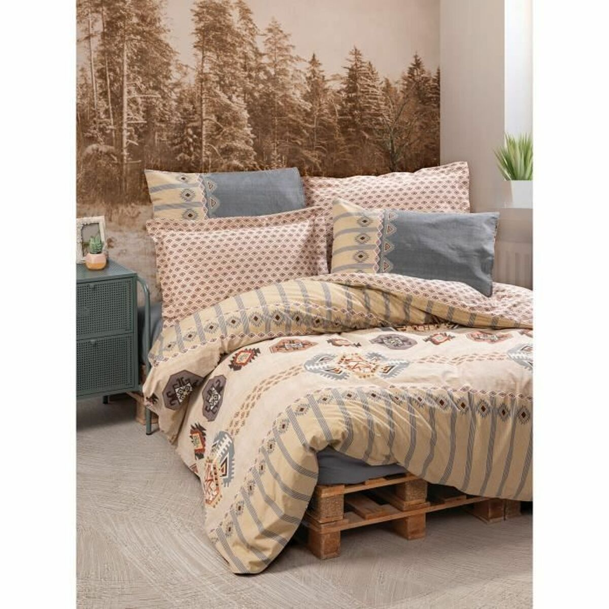 Bett mit Bettwäsche und Kissen. Die Wand hat ein Wald-Wandbild. Ein grüner Nachttisch ist links.