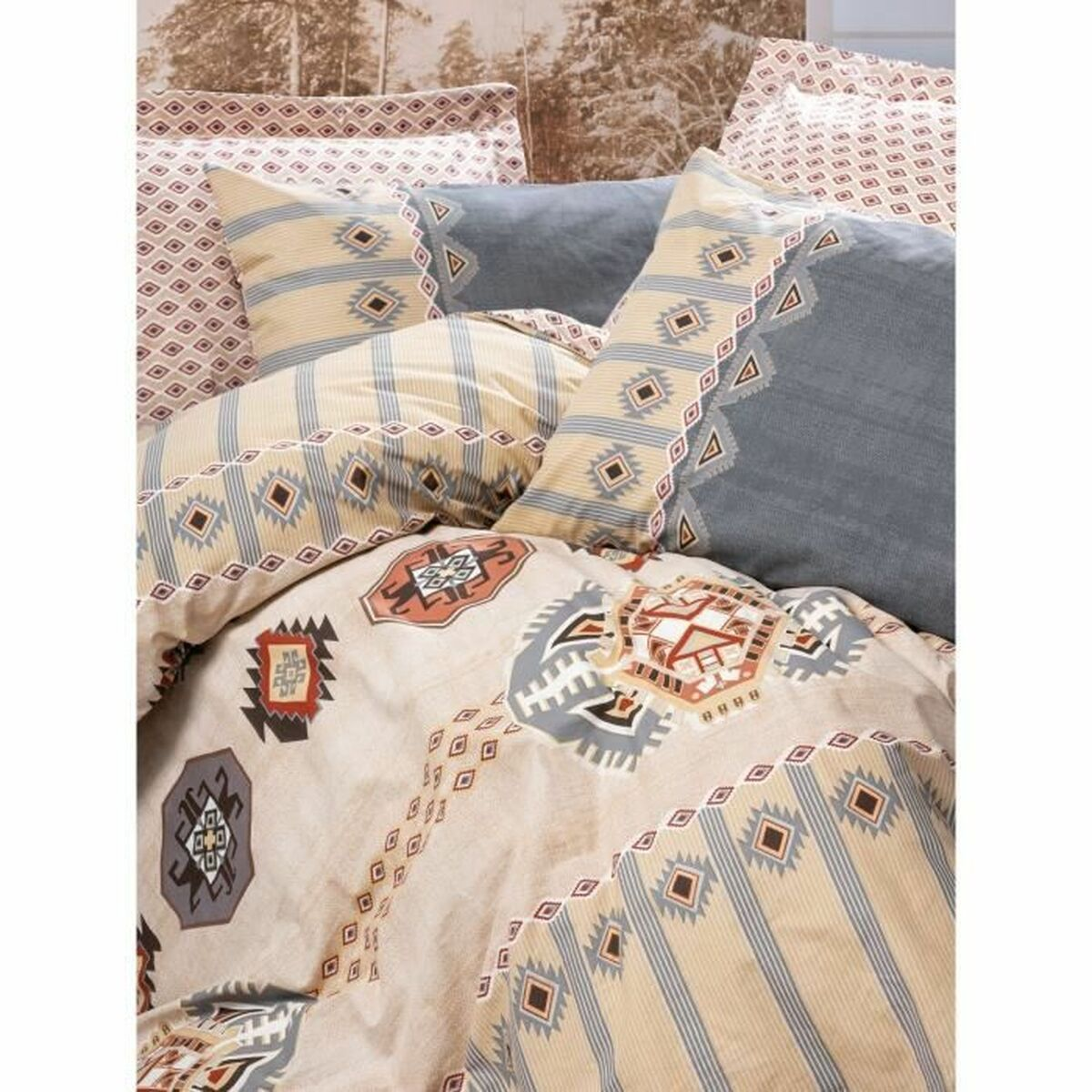 Bettwäsche-Set mit geometrischen Mustern in Beige, Braun und Blau. Kissen und Bettbezug sind sichtbar.