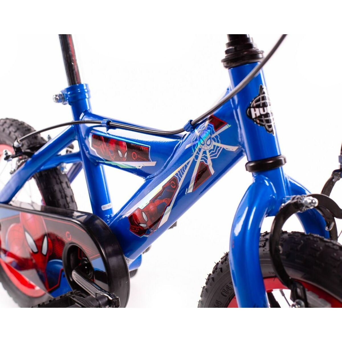 Primo piano di un telaio di bici blu di Spiderman con decalcomanie di Spiderman.
