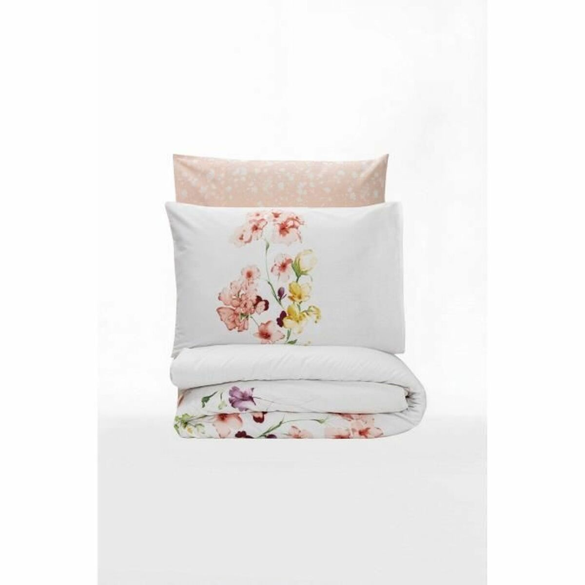 Weißes Bettwäsche-Set mit Blumendesign, einschließlich Bettdecke und zwei Kissen.