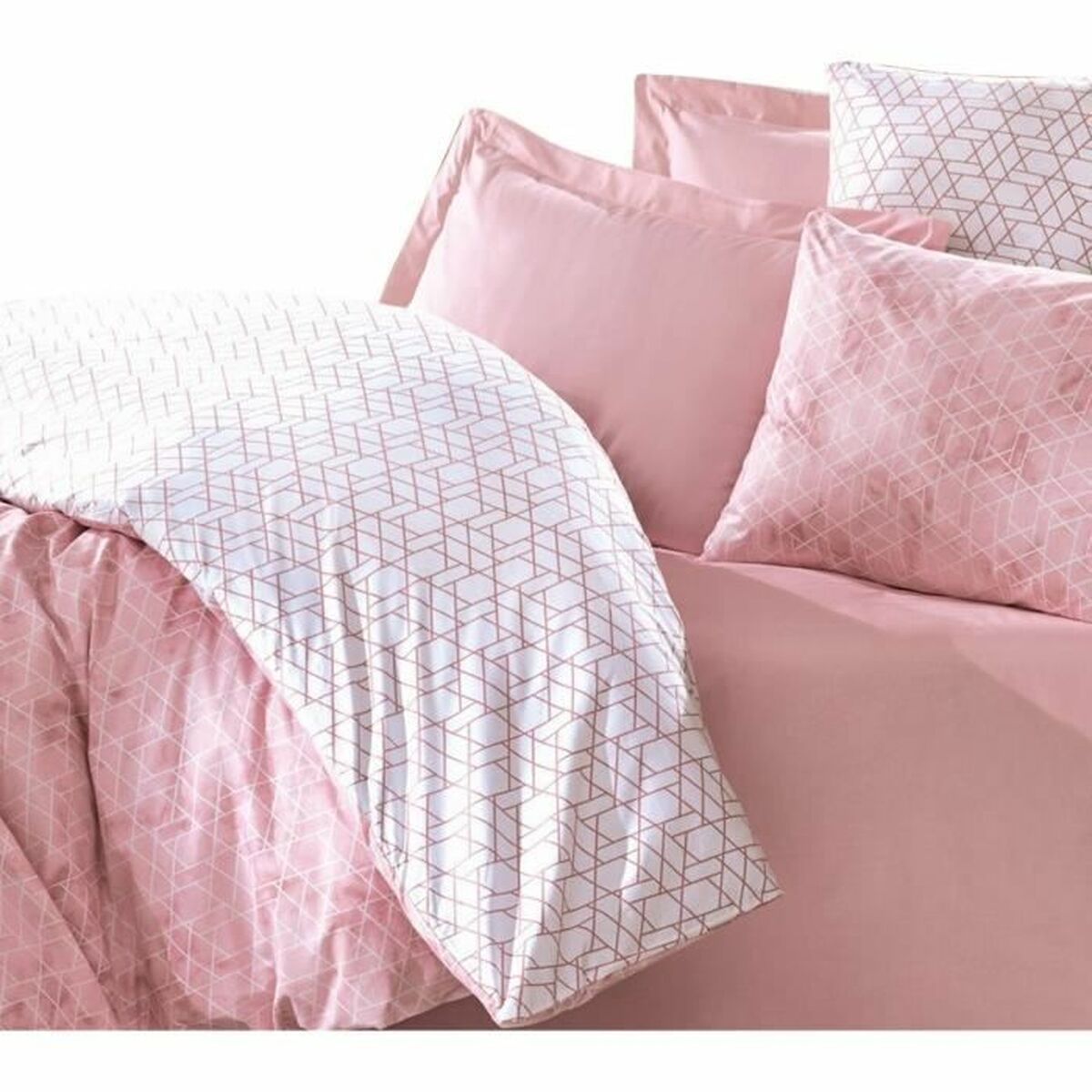 Rosa Bettwäsche-Set mit geometrischem weißen Design. Enthält Bettbezug, Kissenbezüge und Laken. Das Bett ist gemacht.