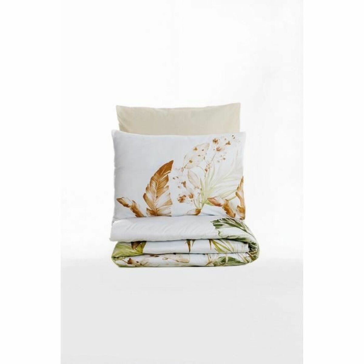 Gefaltetes weißes Bettwäsche-Set mit Blättermuster. Inklusive Kissen und Bettdecke. Der Hintergrund ist weiß.