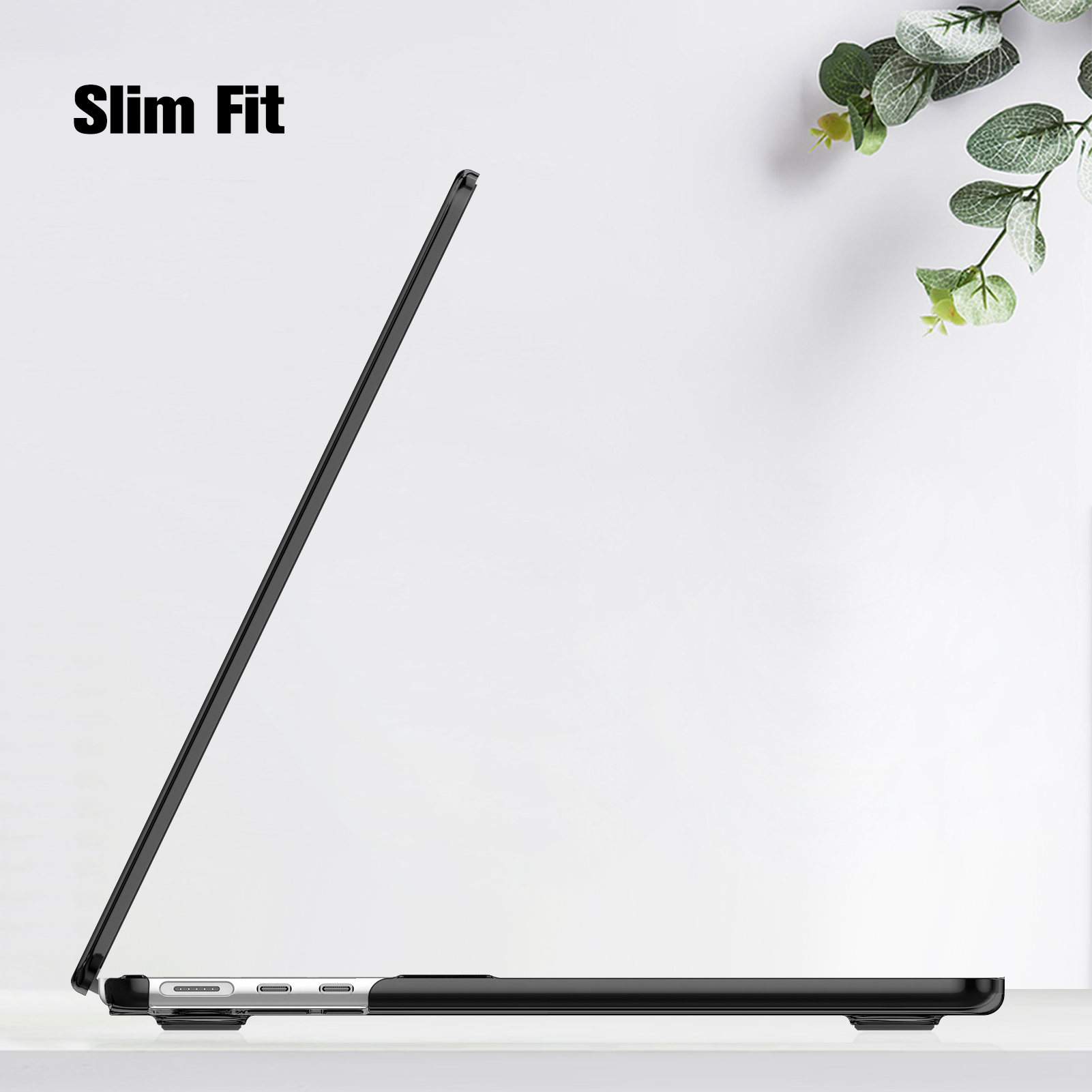 Laptop-Hülle mit verschiedenen Ansichten. Die Hülle ist schwarz. Text 'Slim Fit' ist sichtbar.