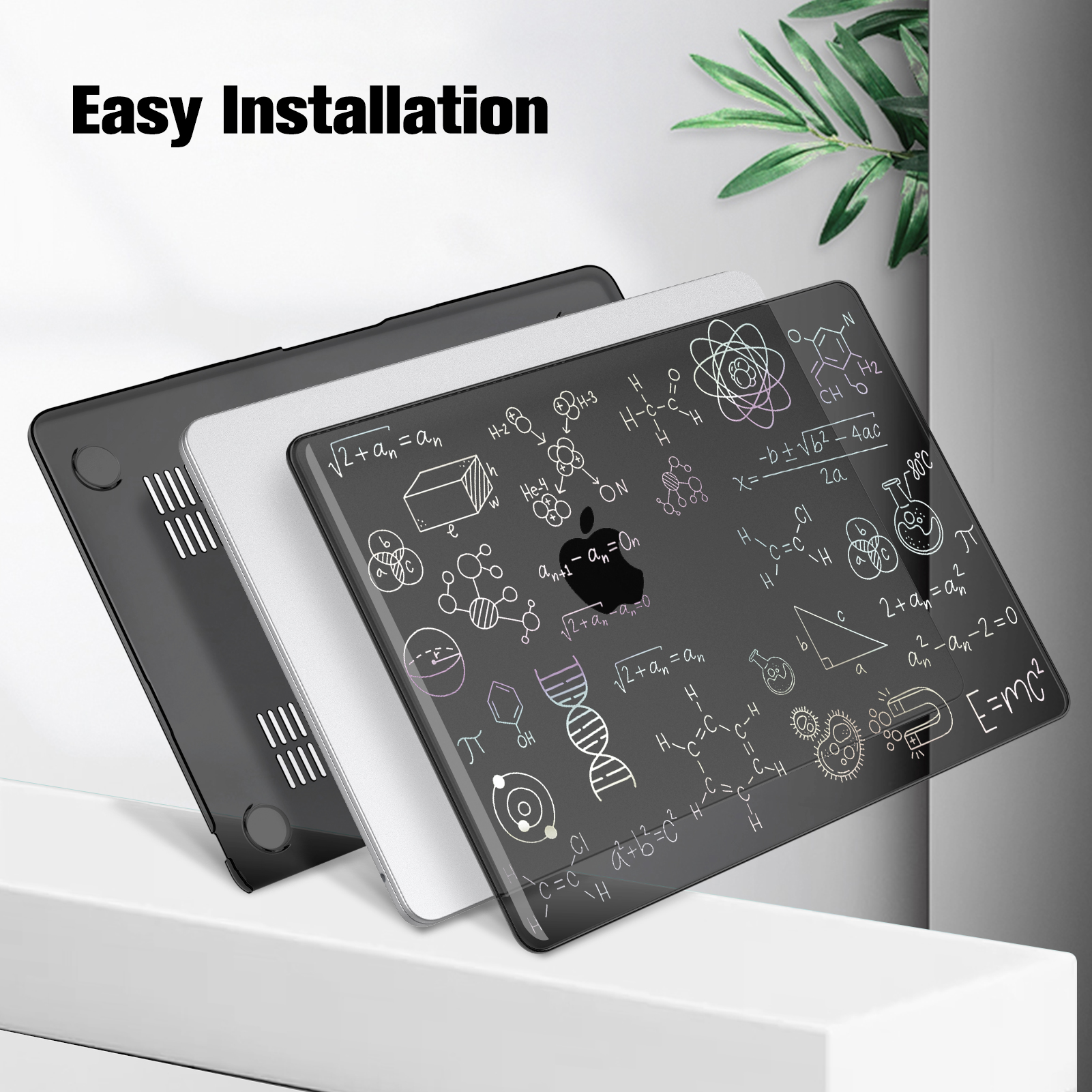 Drei Laptop-Hüllen mit einem Matheformel-Design, gestapelt auf einer weißen Oberfläche.