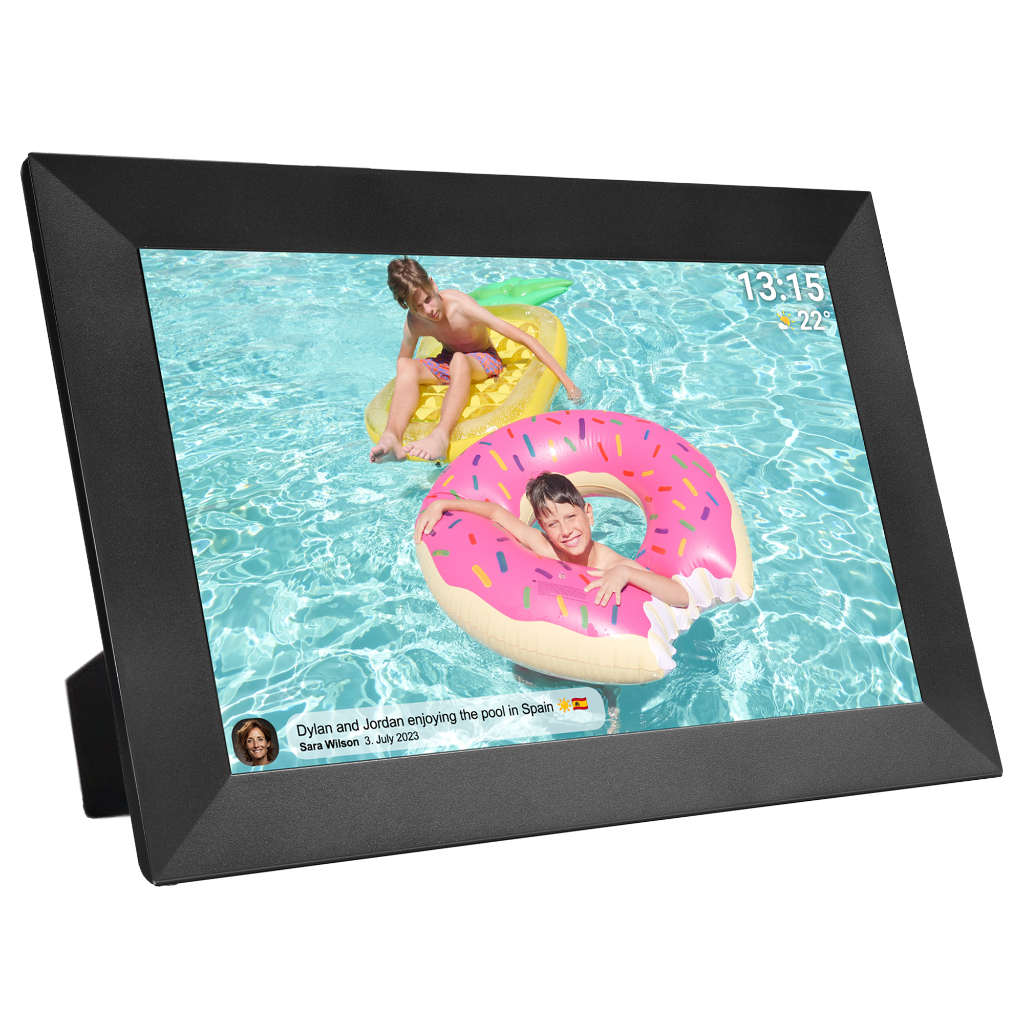 Czarna cyfrowa ramka na zdjęcia wyświetlająca dwoje dzieci w basenie z nadmuchiwanymi pontonami, z nakładką tekstową.
