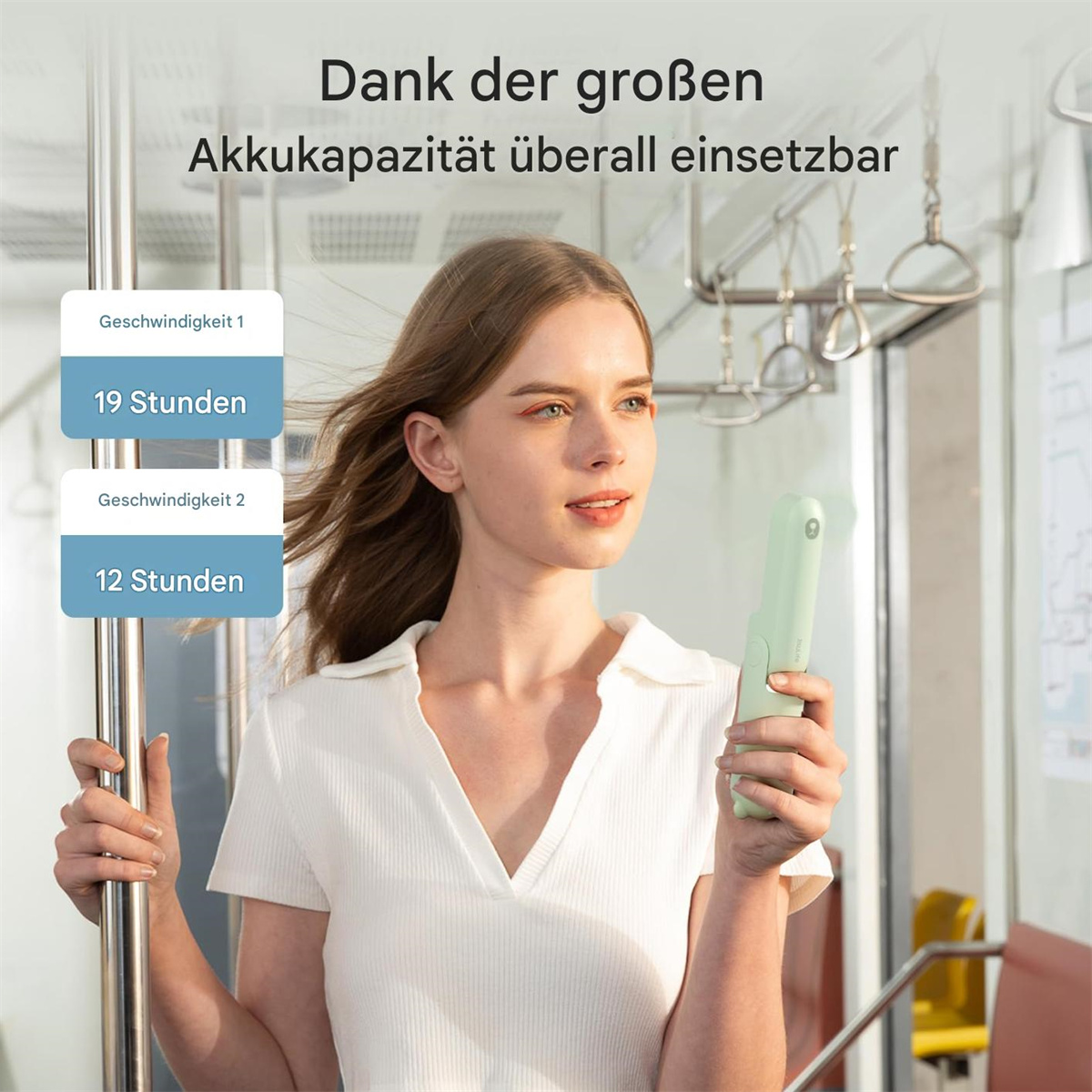 Eine Frau hält einen mintgrünen Ventilator in einem Zug. Der Text ist auf Deutsch und zeigt Geschwindigkeit und Akkulaufzeit.