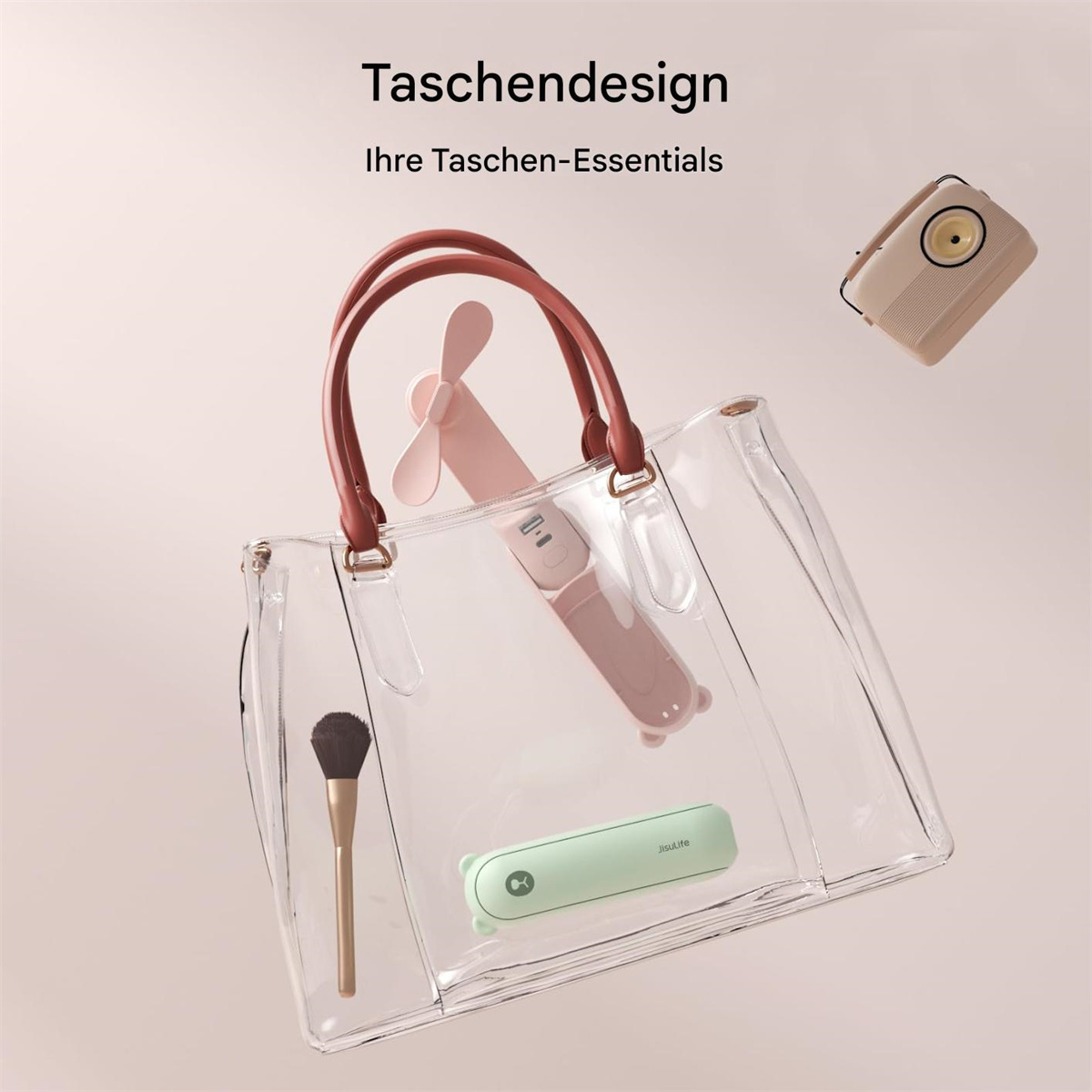 Eine transparente Tasche enthält einen Ventilator, einen Pinsel und ein kleines Radio. Der Ventilator ist rosa.