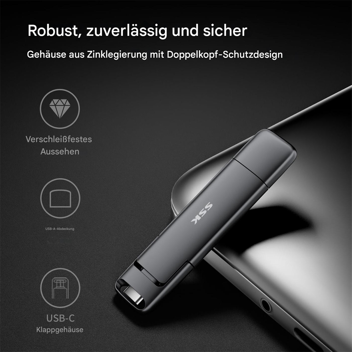 Ein grauer USB-Stick mit dem SSK-Logo auf einer dunklen Oberfläche. Es gibt Symbole und Text, der seine Funktionen beschreibt.