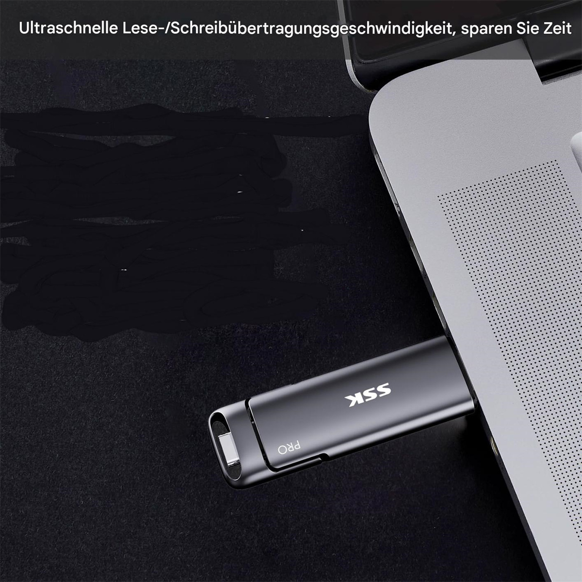 Ein silberner USB-Stick, der in einen Laptop gesteckt ist. Der Text hebt schnelle Lese-/Schreibgeschwindigkeiten hervor. Der Hintergrund ist dunkel.