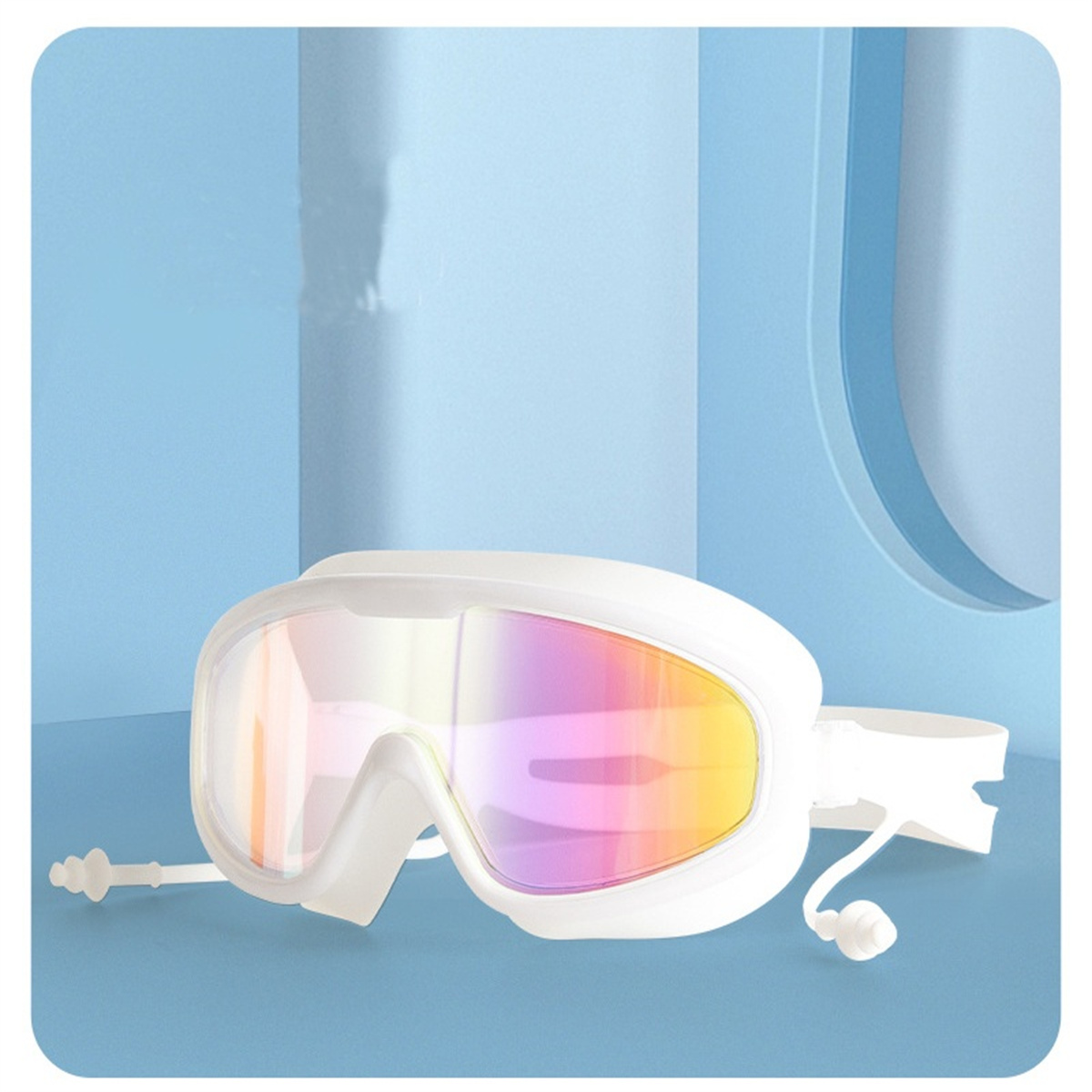 Weiß gerahmte Schwimmbrille mit Regenbogenlinsen auf einer blauen Oberfläche, die ein modernes Design zeigt.