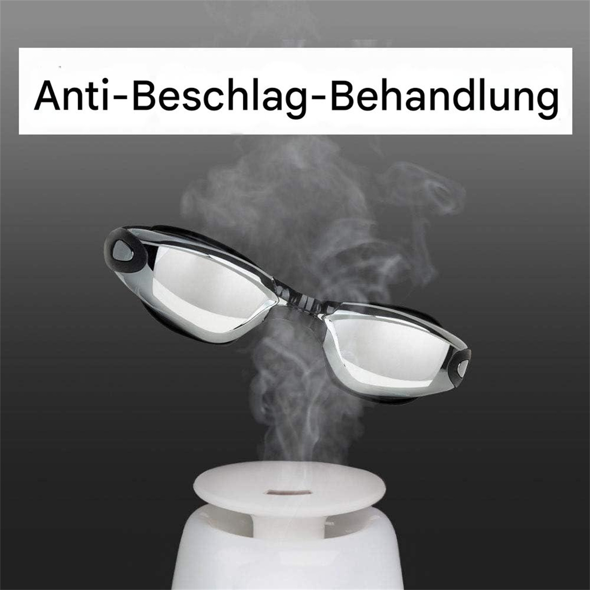 Silberne Schwimmbrille über einem weißen Diffusor, der Dampf abgibt, vor einem dunkelgrauen Hintergrund.