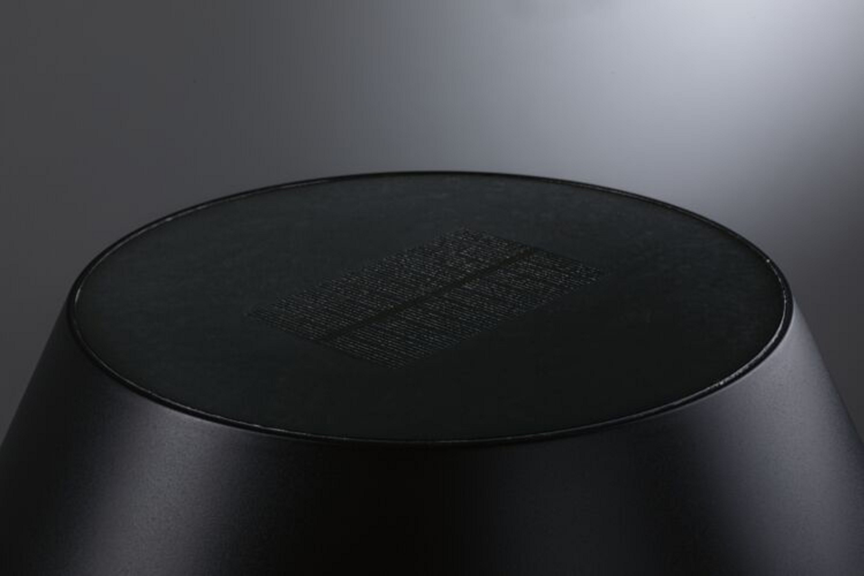 Zbliżenie górnej części czarnej lampy, ukazujące konstrukcję panelu słonecznego na jej powierzchni.