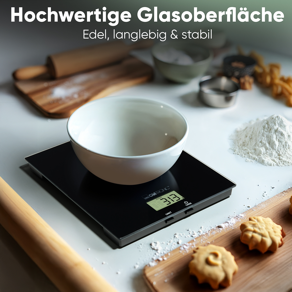 Küchenwaage mit Glasoberfläche, die eine Schüssel und Mehl auf einem Holzbrett zeigt.