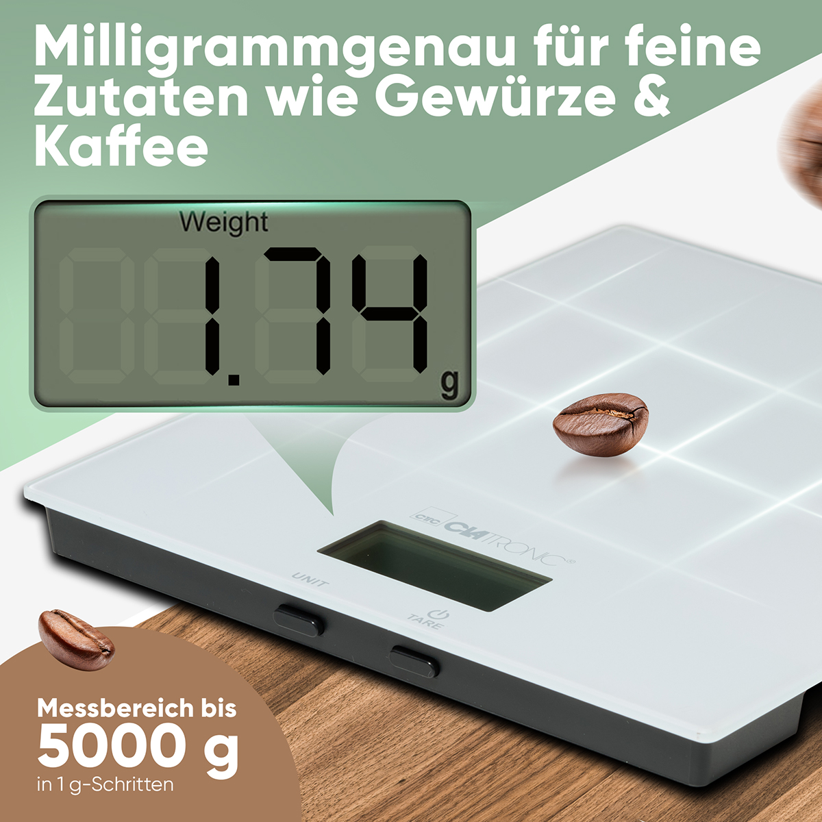 Eine weiße Waage mit einer Kaffeebohne daneben. Die Waage zeigt ein Gewicht von 0,74 g an.