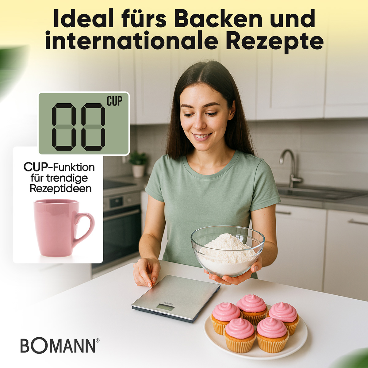 Frau mit einer weißen Küchenwaage und Cupcakes. Ein rosa Becher und Mehl sind im Einsatz.