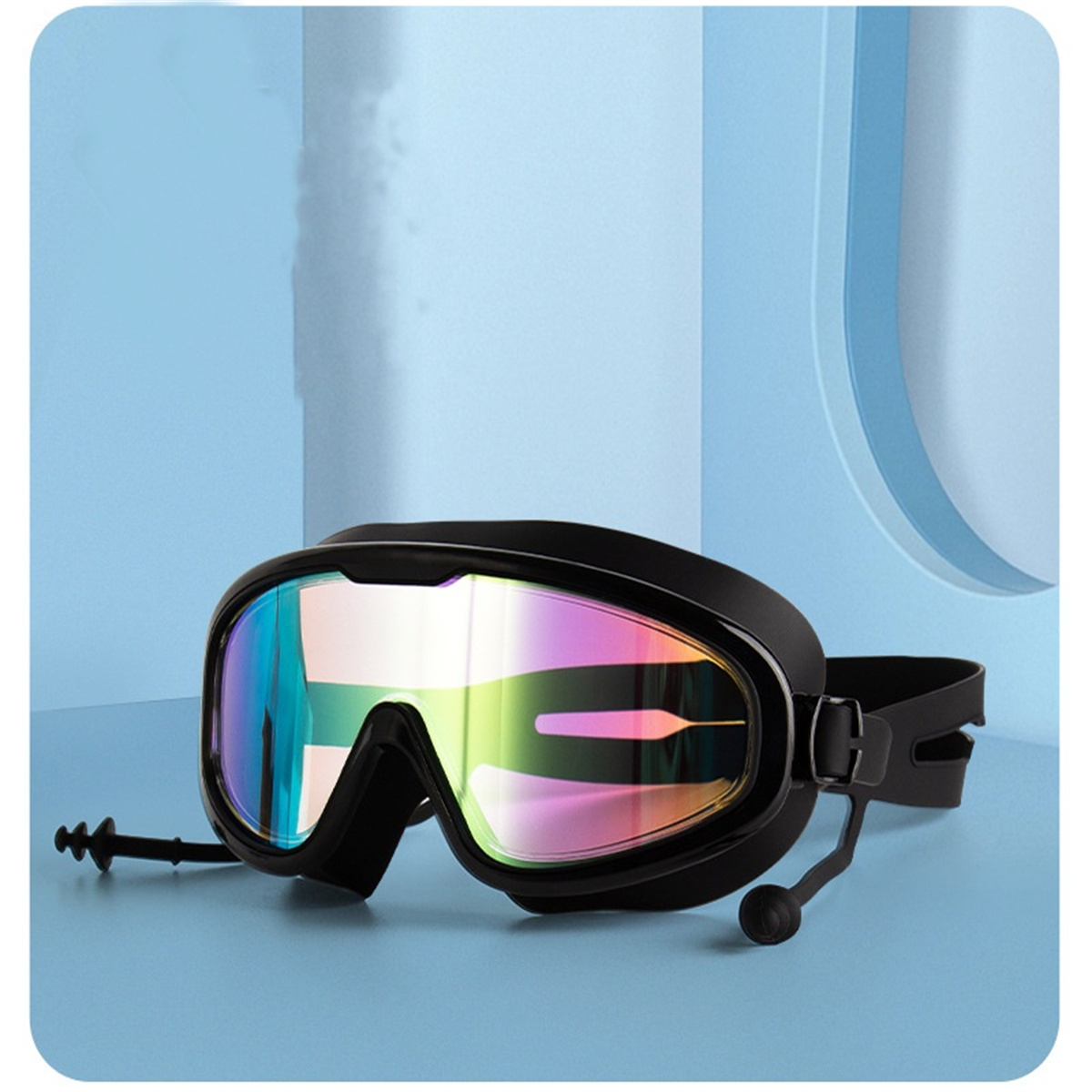 Schwarze Schwimmbrille mit bunten Gläsern. Sie hat Ohrstöpsel und ein Band. Der Hintergrund ist hellblau.