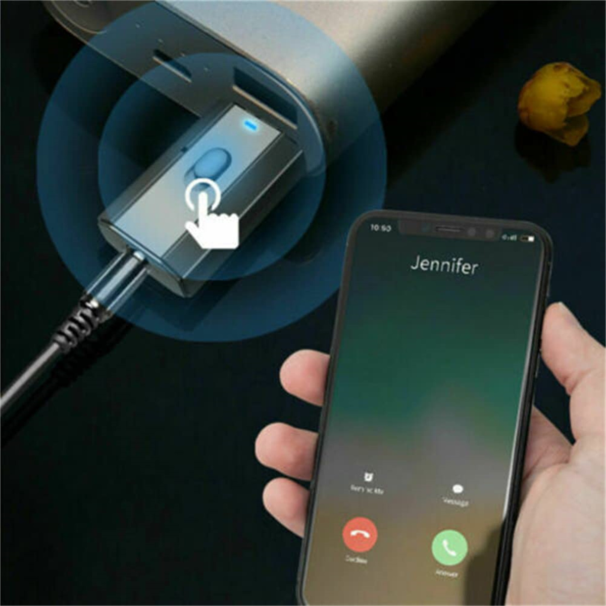 Die Hand einer Person hält ein Telefon mit einem eingehenden Anruf von Jennifer. Ein schwarzer Bluetooth-Adapter befindet sich im USB-Anschluss.