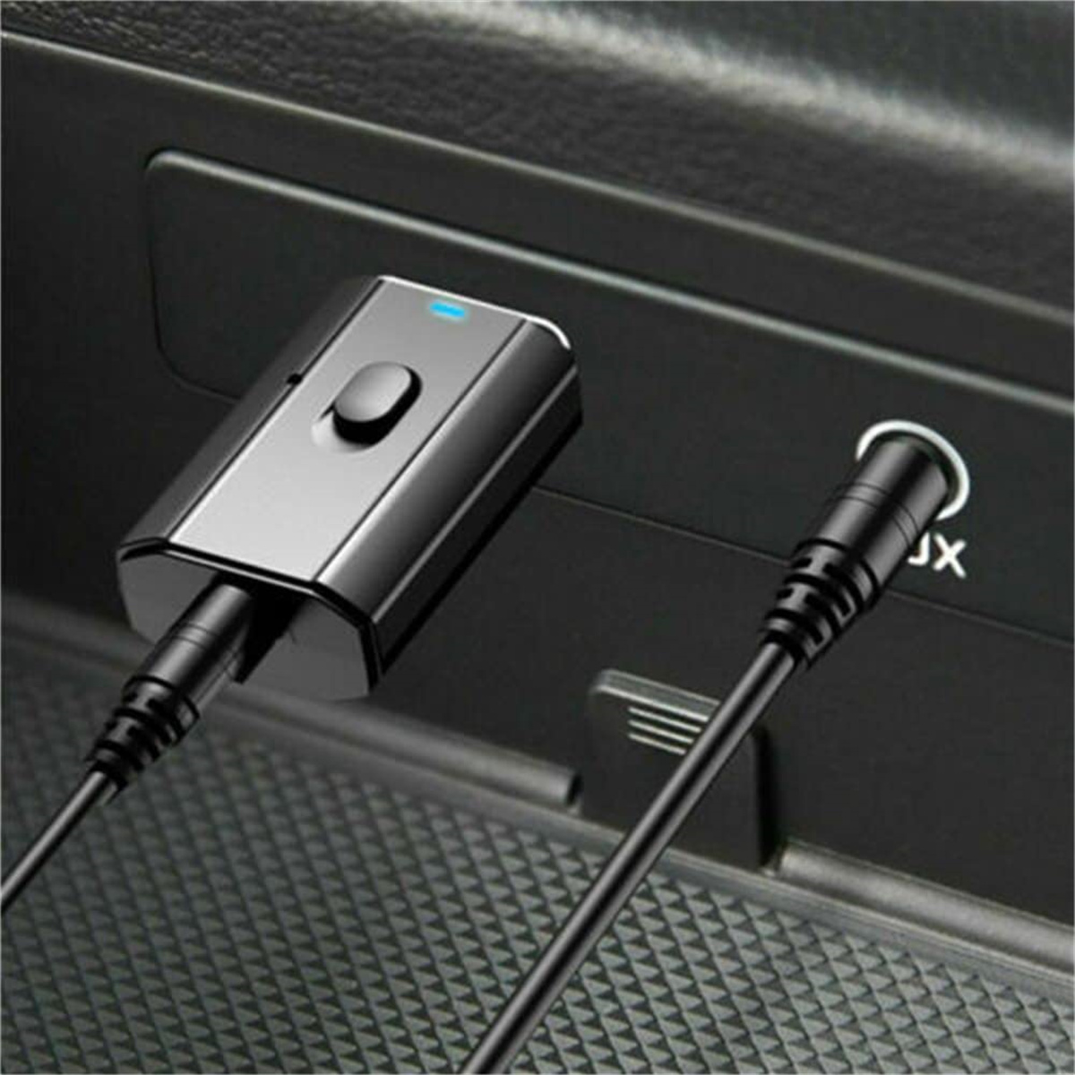 Ein Bluetooth-Adapter ist an einer Autokonsole angeschlossen. Ein Kabel ist mit einem Aux-Eingang verbunden.