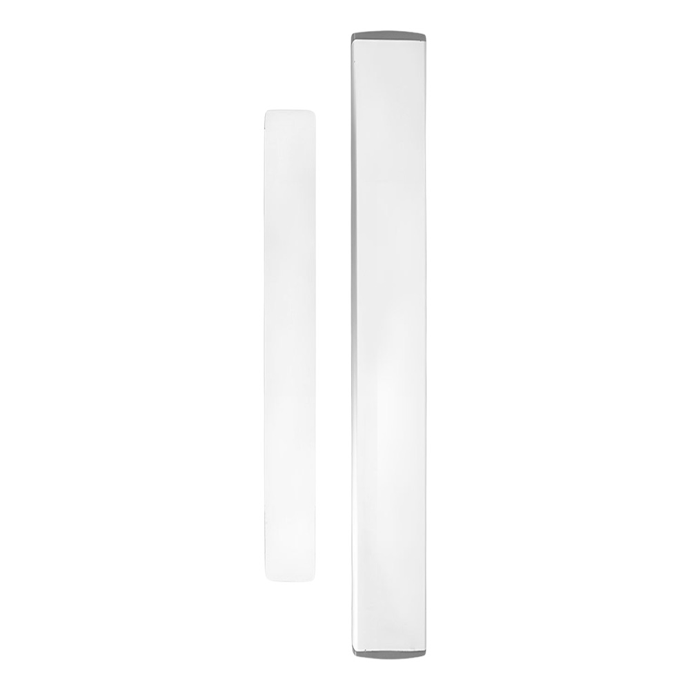 Due luci rettangolari bianche, una corta e una lunga, su sfondo bianco, che suggeriscono un prodotto di illuminazione.