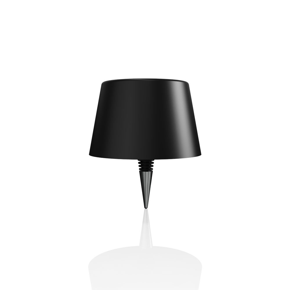 Tappo per lampada nero su sfondo bianco. Il tappo ha forma conica e punta argentata.