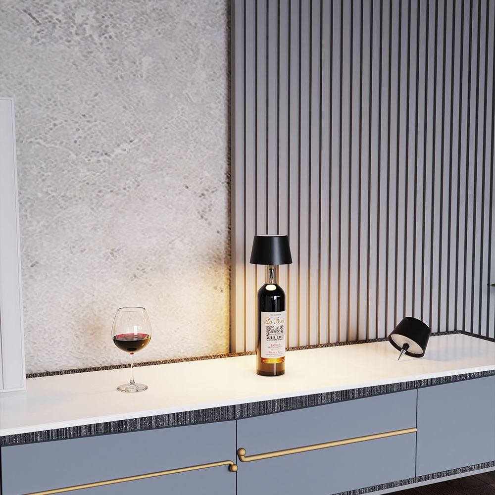 Una bottiglia di vino con una lampada, un bicchiere di vino e una lampada su una superficie grigia e bianca.
