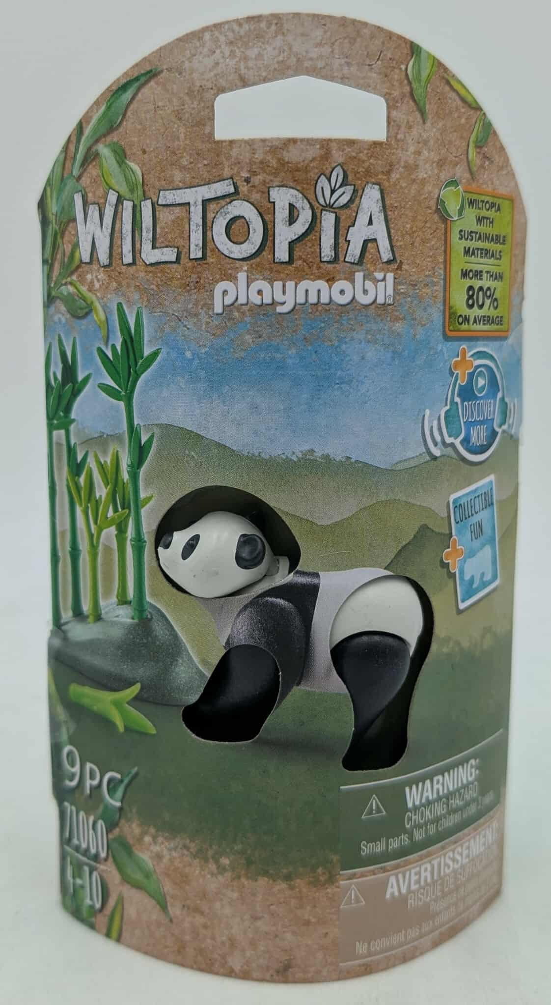 Pudełko Playmobil przedstawia zabawkę pandy z bambusem i zielonym tłem. Pudełko zawiera tekst o zrównoważonych materiałach.