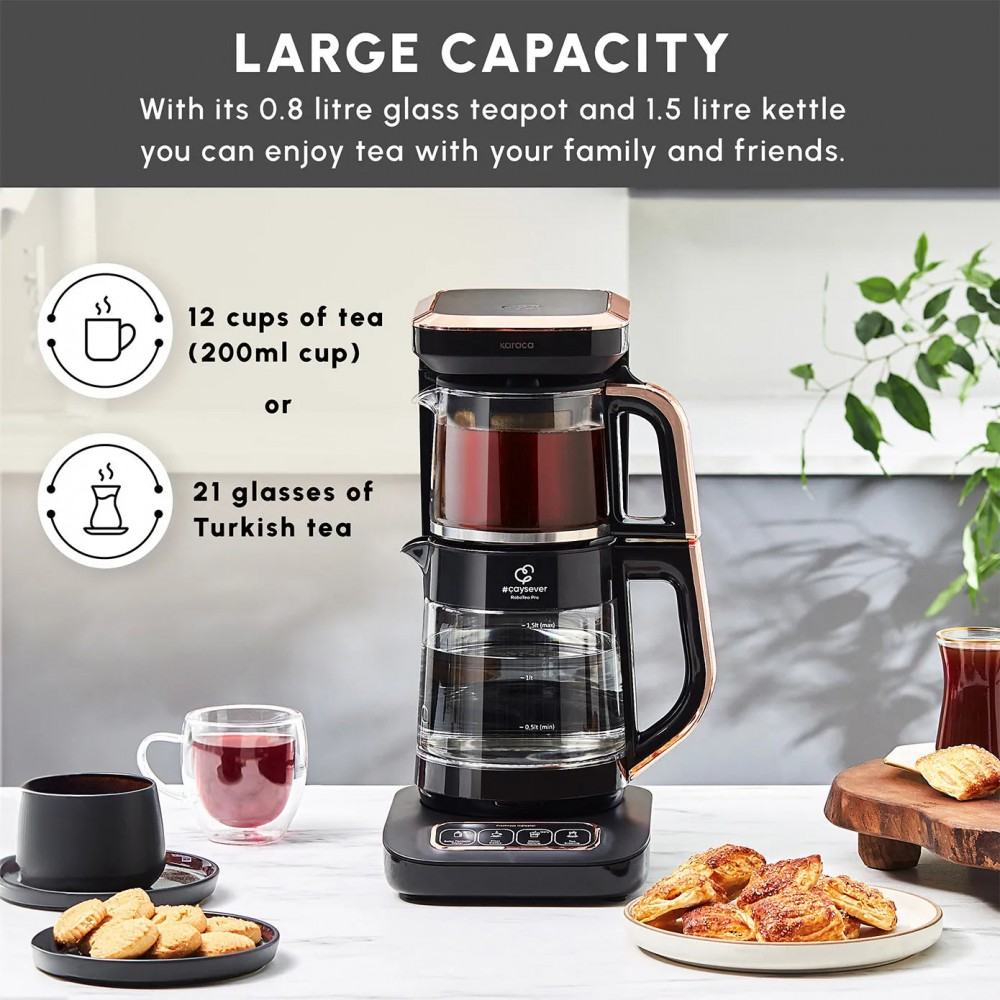 Teiera con teiera in vetro, bollitore e base nera. Include tè, pasticcini e testo sulla capacità in un ambiente cucina.