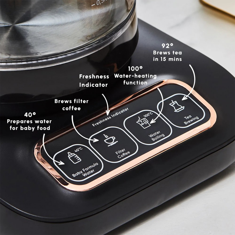 Primo piano sulla base di una macchina per il tè. Pulsanti per latte in polvere, caffè filtro e preparazione del tè.
