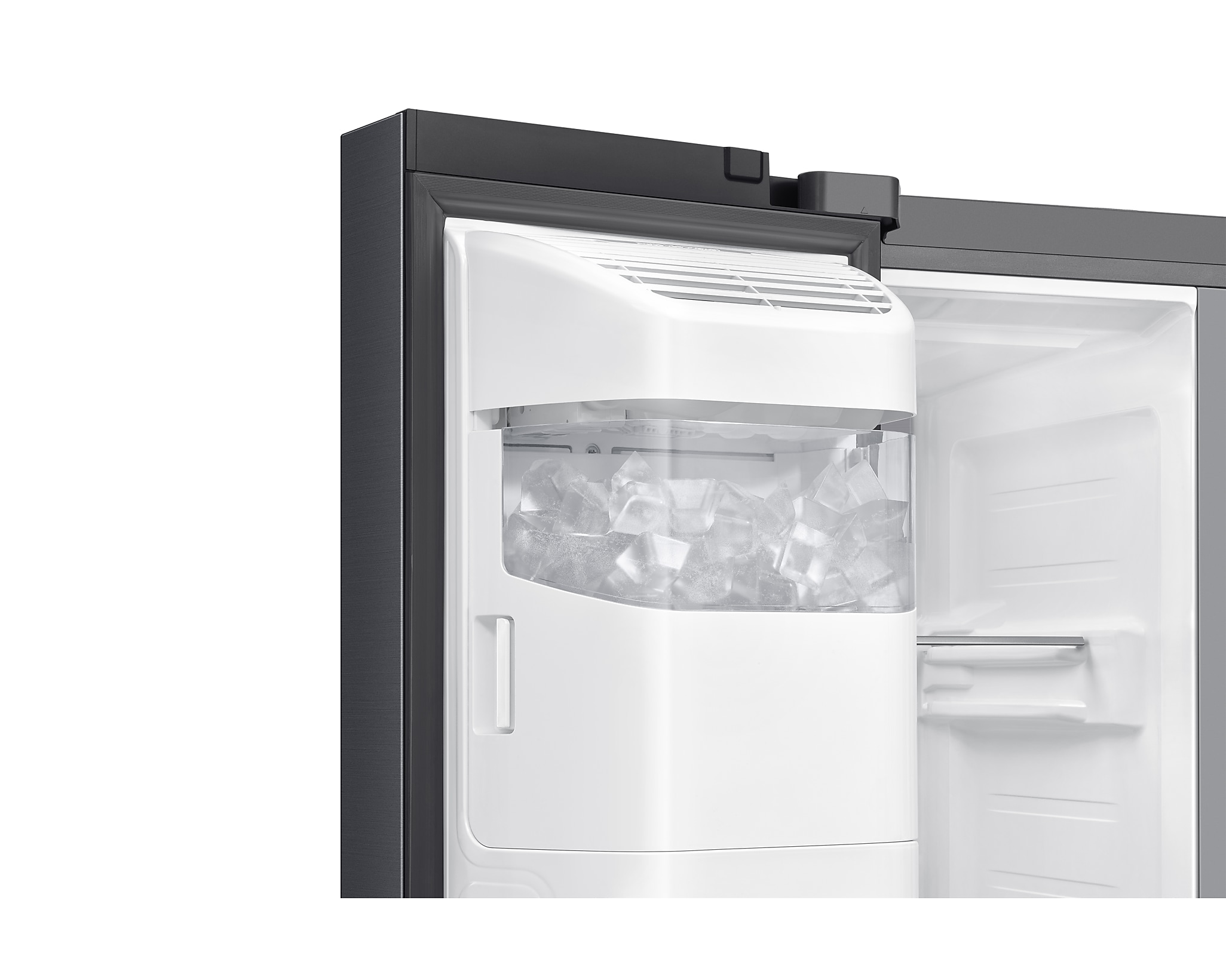 Zbliżenie otwartych drzwi lodówki z kostkarką wypełnioną kostkami lodu.