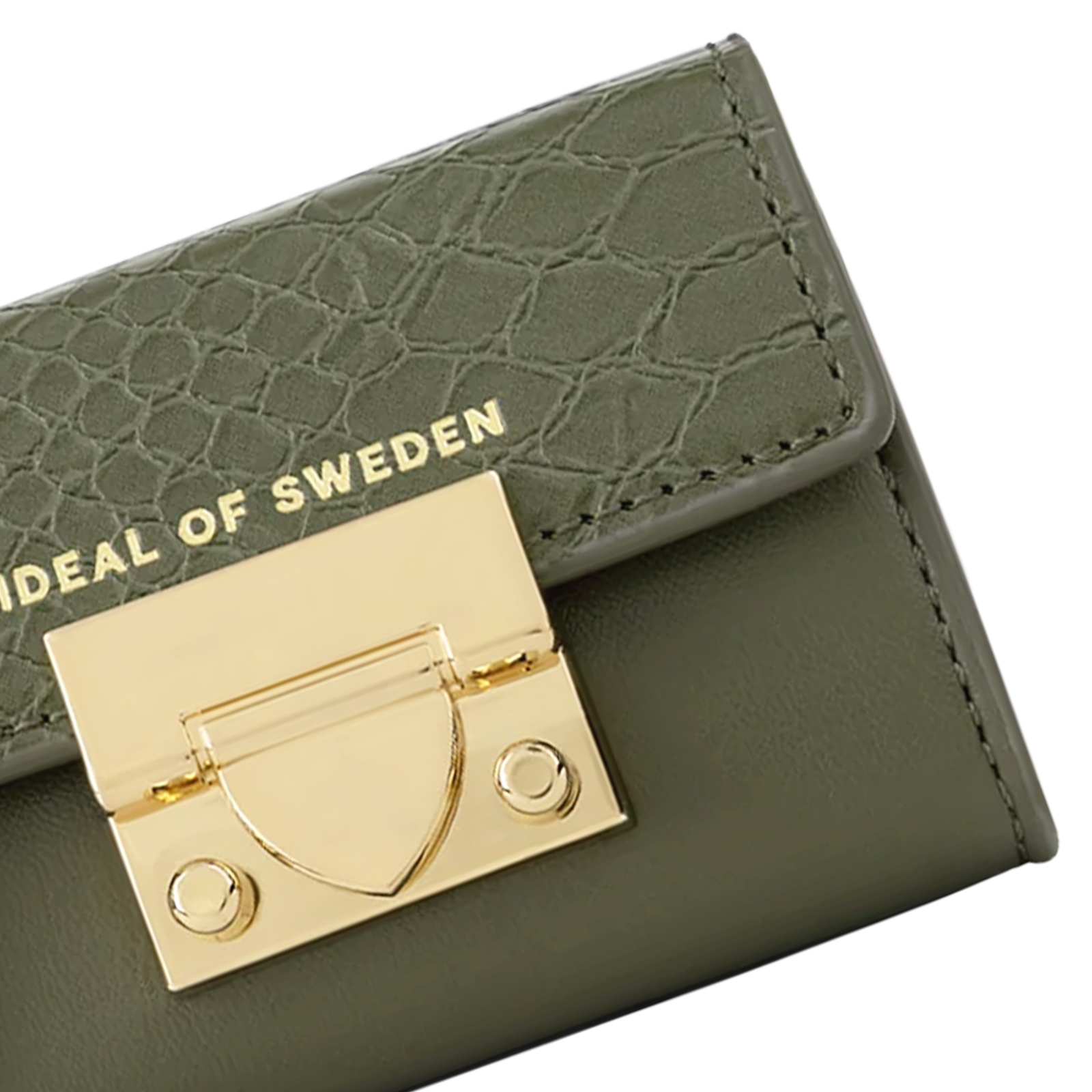 Primo piano di borsetta in pelle verde con chiusura dorata ed etichetta 'IDEAL OF SWEDEN'.