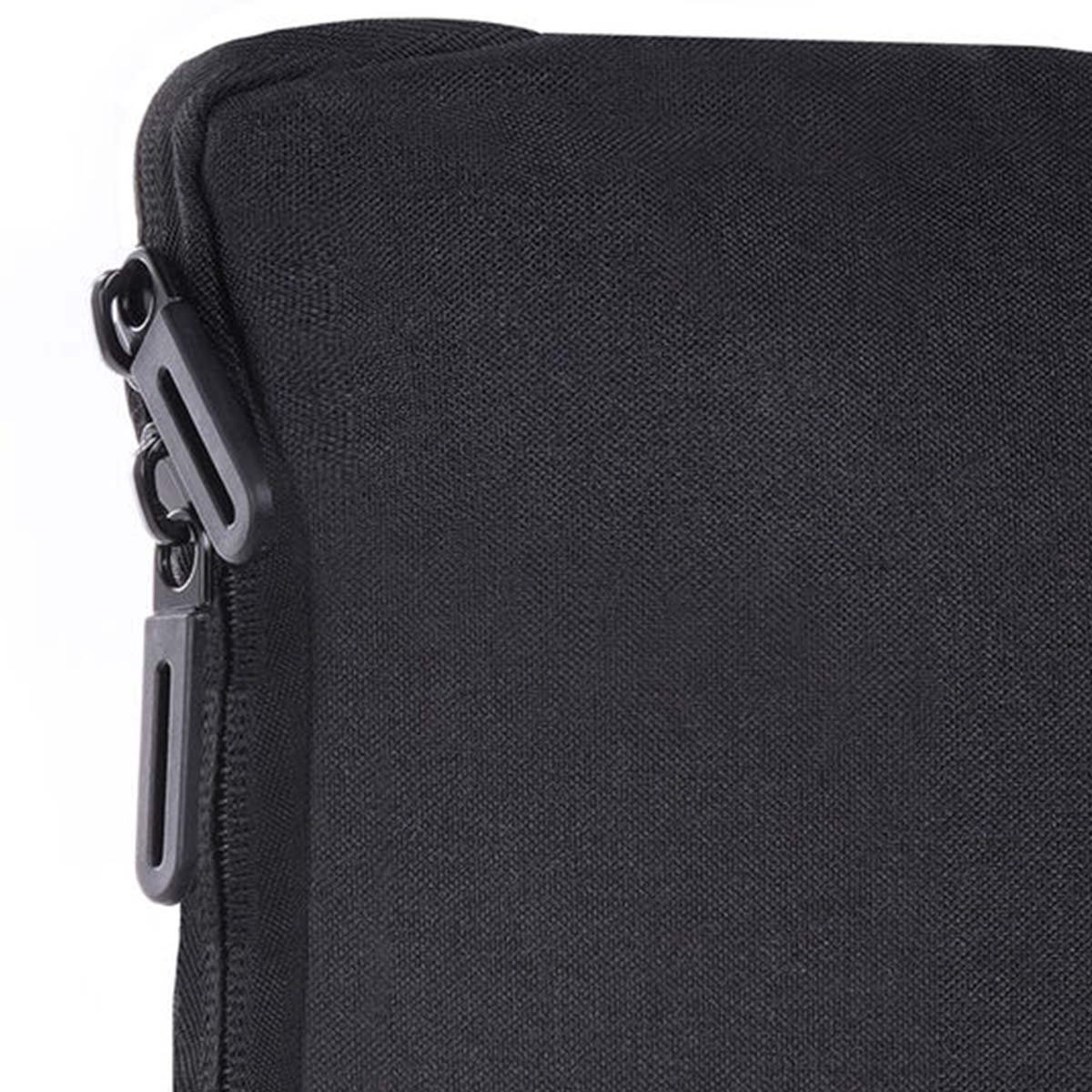 Nahaufnahme einer schwarzen Laptoptasche mit Reißverschluss. Der Stoff wirkt strukturiert.