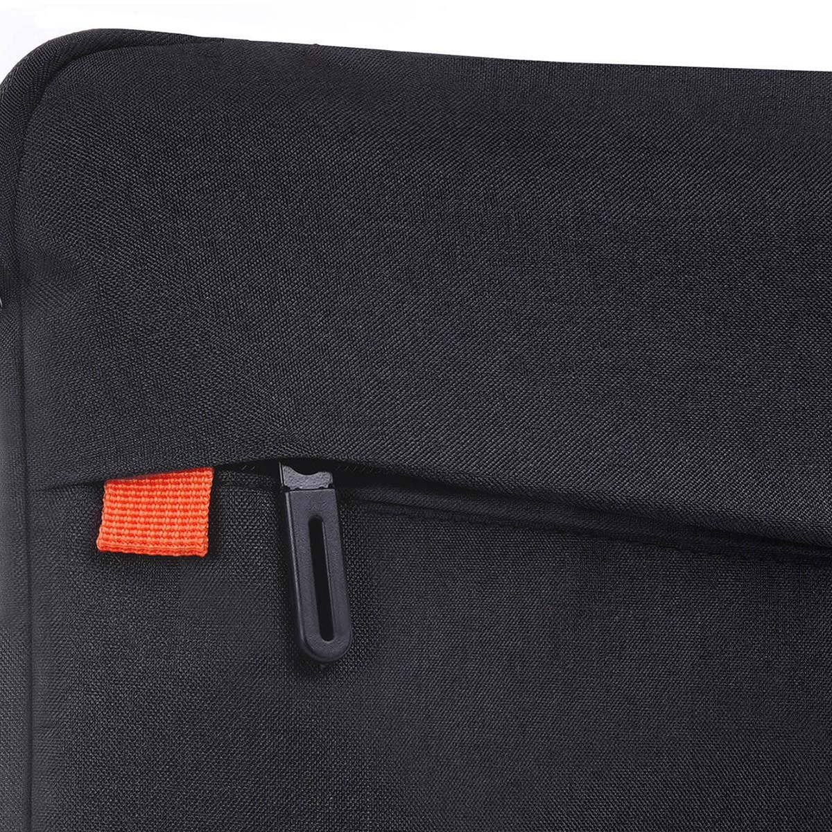 Schwarze Laptoptasche mit orangefarbenem Akzent und Reißverschluss. Nahaufnahme.