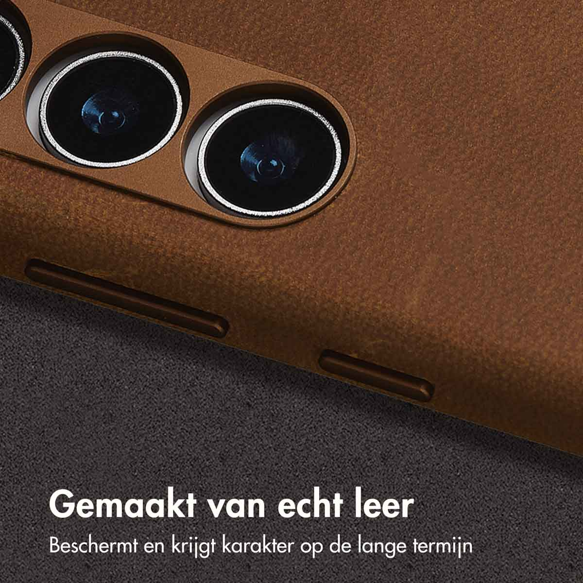 Gros plan sur une coque de téléphone marron, avec trois lentilles d'appareil photo. Texte en bas de l'image.