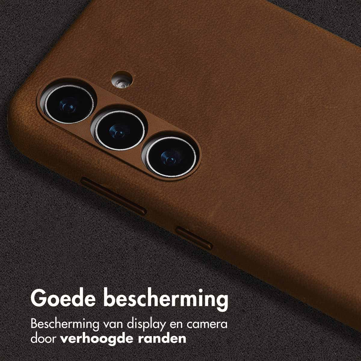 Gros plan sur une coque de téléphone marron, avec des détails de caméra et de bouton. Le fond est également marron.