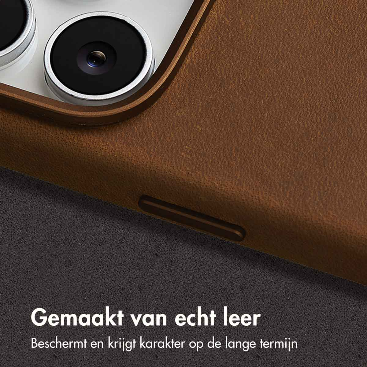 Primo piano della custodia marrone del telefono con la parte della fotocamera. Lo sfondo è scuro.