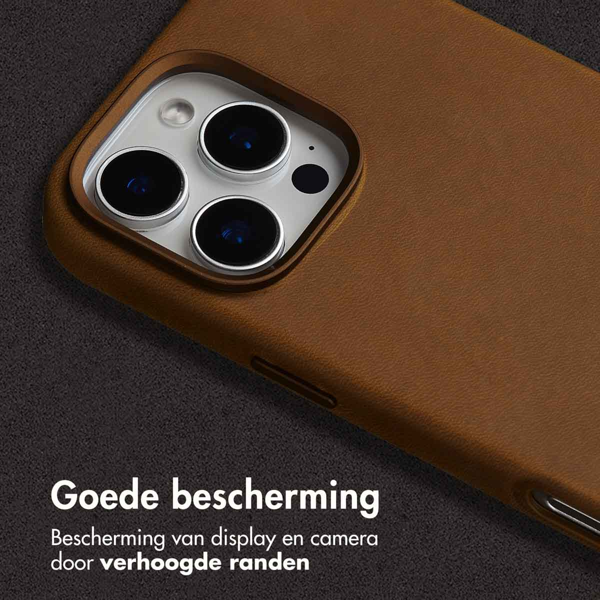 Close-up van een bruine telefoonhoes met zichtbare cameralenzen en tekst onderaan.