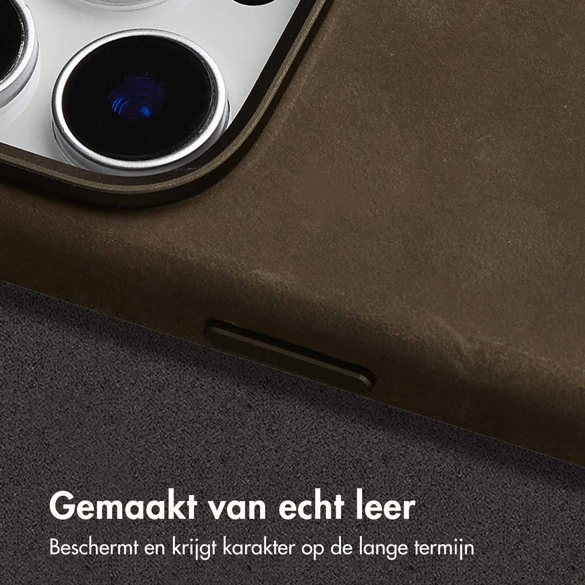 Primo piano di una custodia marrone per telefono con un pulsante. Testo: Realizzato in vera pelle. Protegge e acquisisce carattere nel tempo.