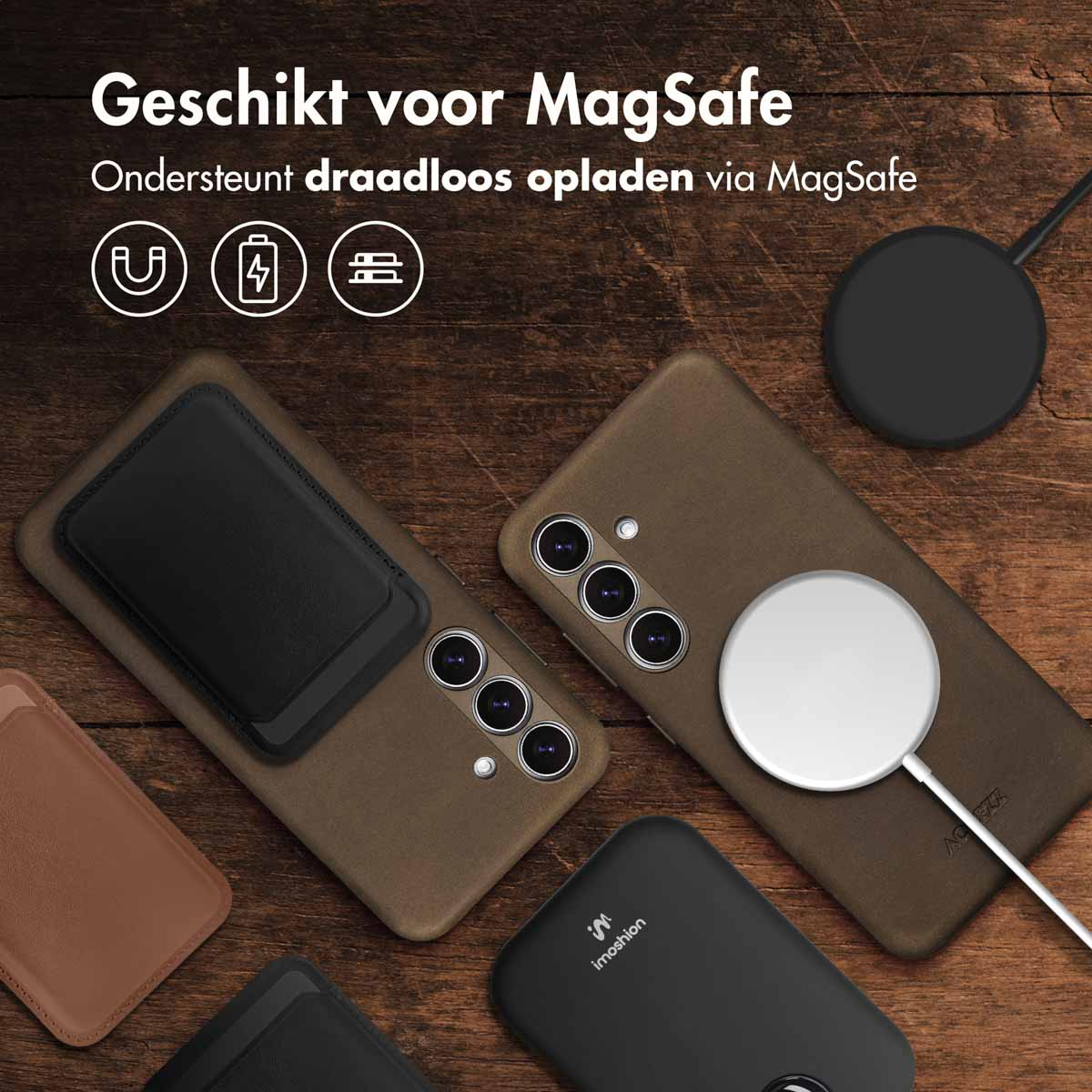 Telefoons en accessoires op een houten oppervlak. Hoesjes, opladers en een kaarthouder.