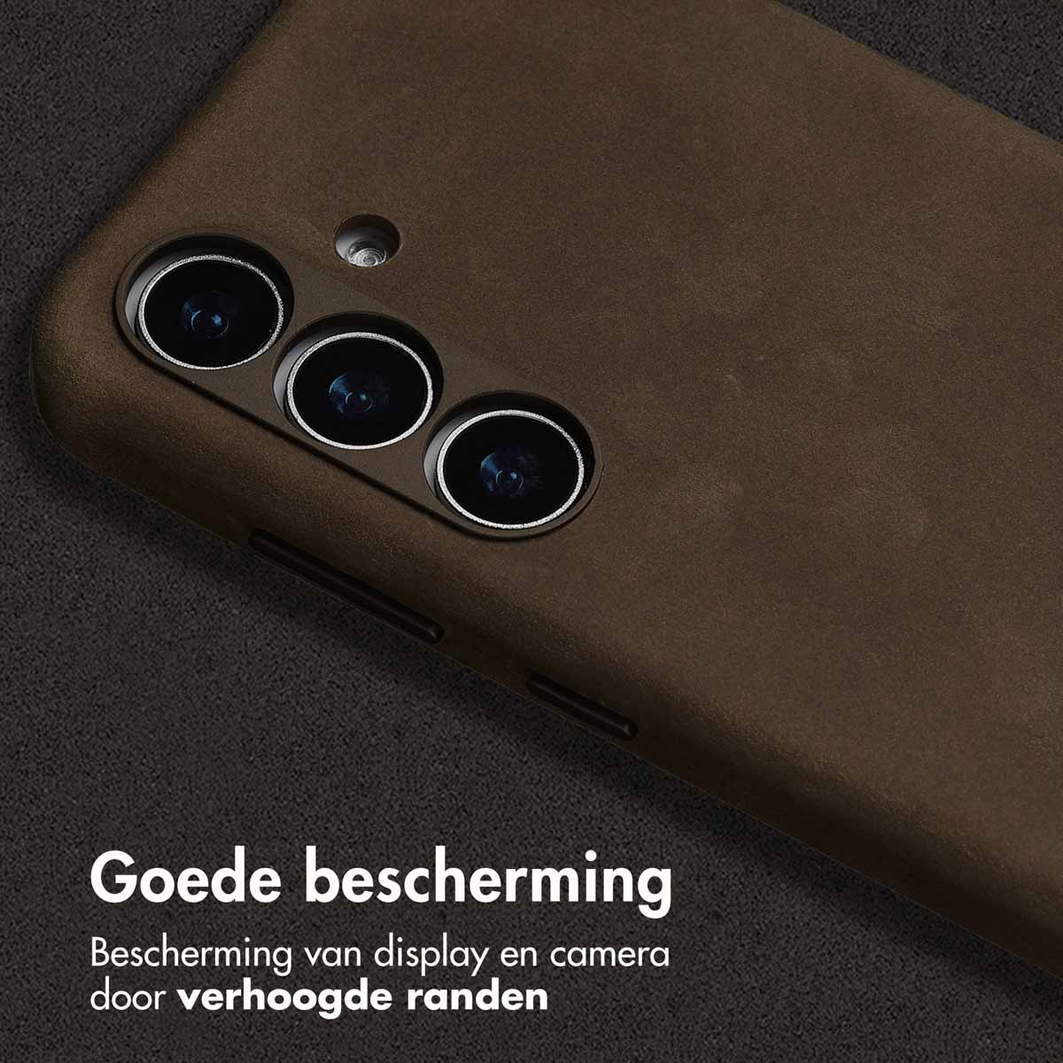 Close-up van een bruine telefoonhoes met camera-uitsparingen. Tekst: Goede bescherming. Verhoogde randen voor display en camera.