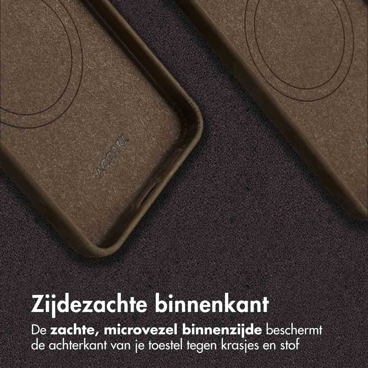 Close-up van de binnenkant van een donkerbruine telefoonhoes. Het binnenoppervlak heeft een zachte textuur.