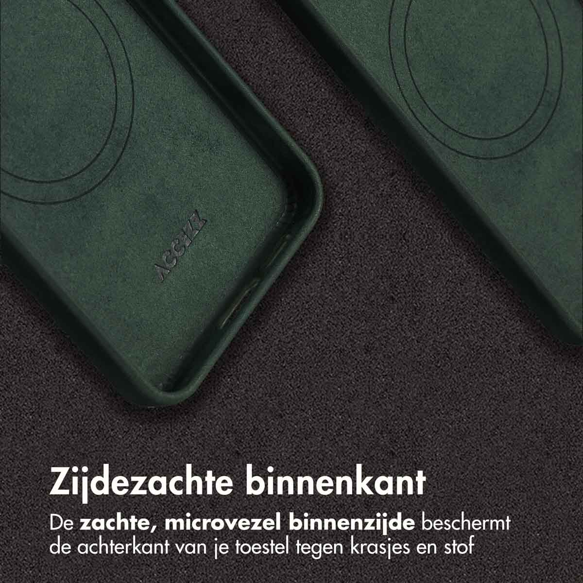 Gros plan de l'intérieur d'une coque de téléphone vert foncé. L'intérieur a une texture douce.