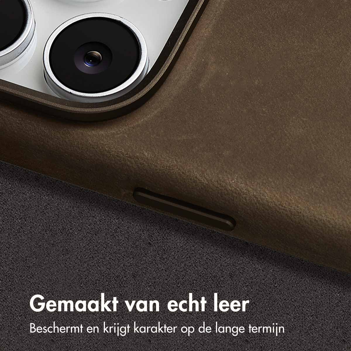 Primo piano di una custodia per telefono con la fotocamera. La custodia è realizzata in vera pelle.