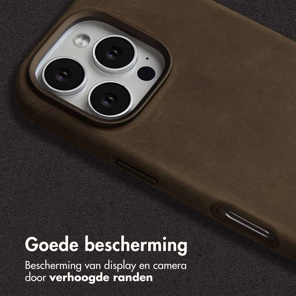 Custodia per telefono marrone con tre obiettivi. Testo in basso: buona protezione, protezione schermo e fotocamera con bordi rialzati.