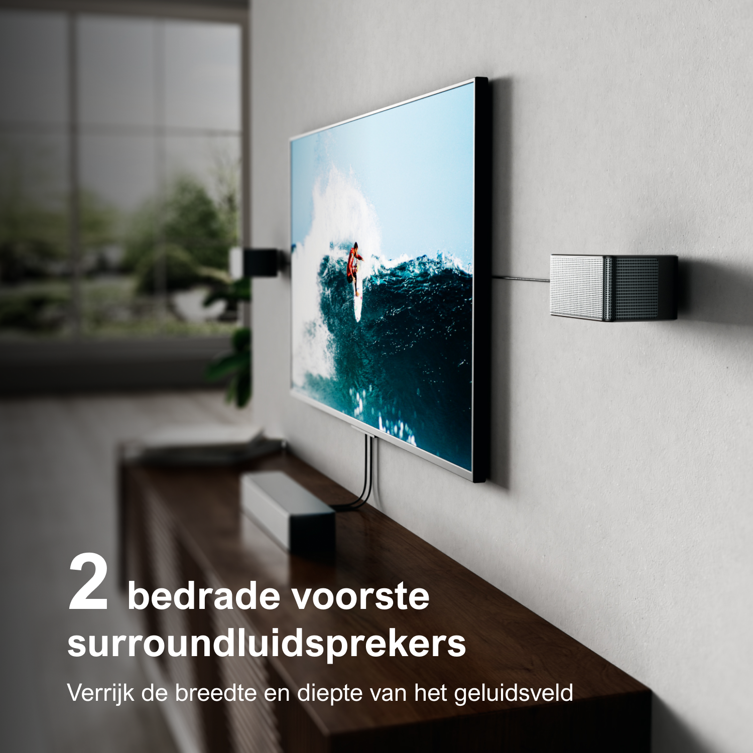 Une télévision sur un mur, avec deux enceintes surround. L'image se concentre sur la configuration et le champ sonore qu'elle crée.
