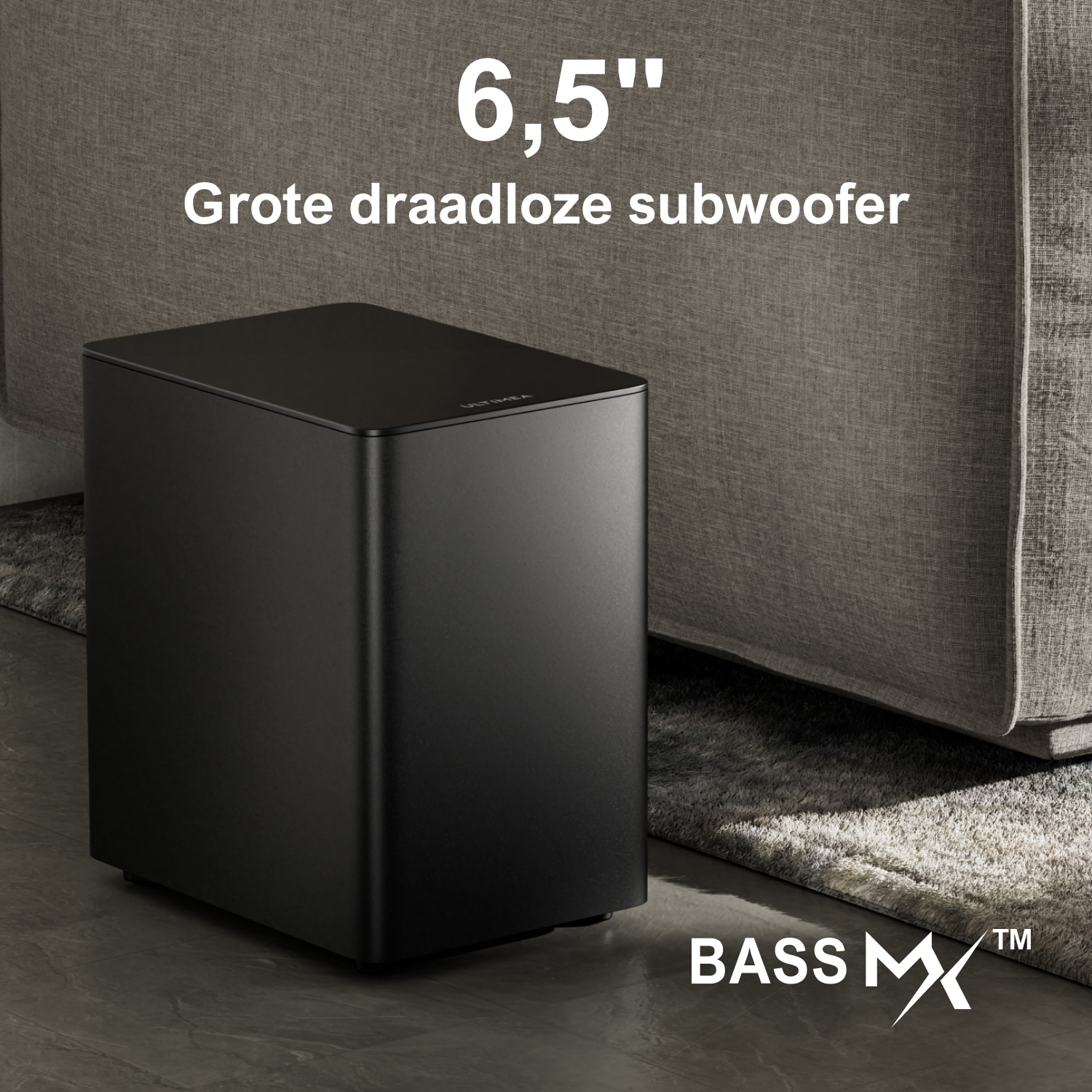 Un caisson de basses noir placé à côté d'un canapé. Le texte met en évidence le caisson de basses sans fil de 6,5". Le logo Bass MX est visible.