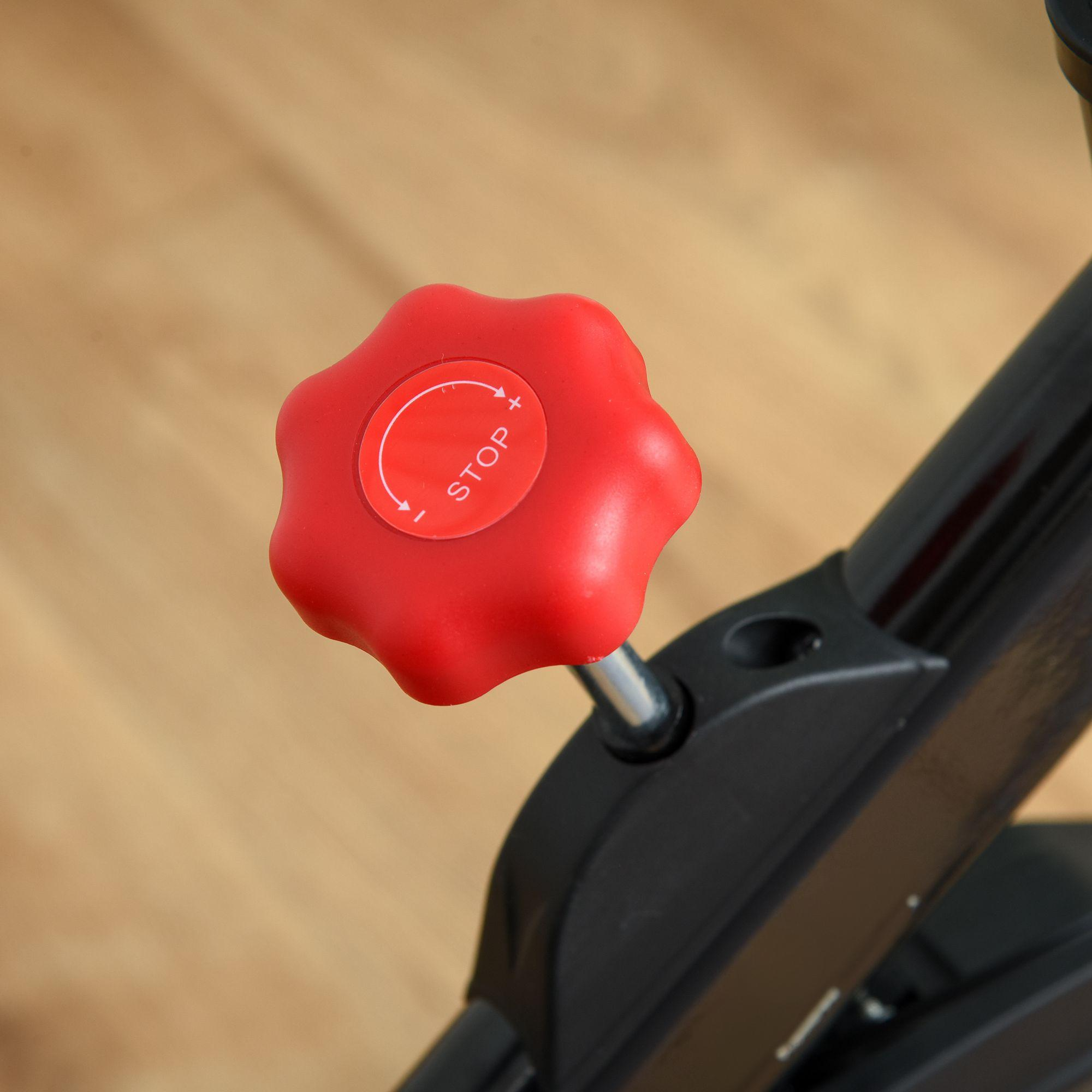 Nahaufnahme eines roten Stopp-Knopfes an einem stationären Fahrrad. Der Knopf hat ein weißes 'STOP'.