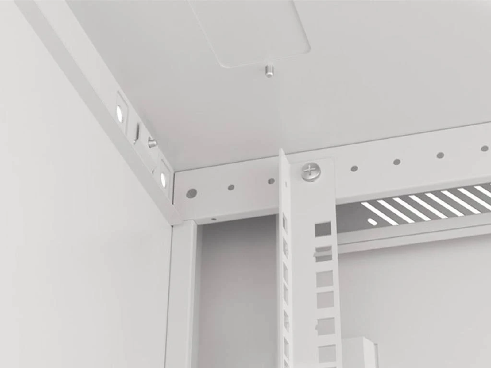 Nahaufnahme des Innenraums eines weißen Metall-Rack-Schranks. Details des Rahmens und der Befestigungspunkte sind sichtbar.