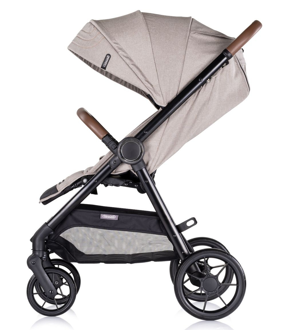 Ein beiger Kinderwagen. Er hat ein Verdeck, braune Griffe und einen schwarzen Rahmen. Die Räder sind schwarz.