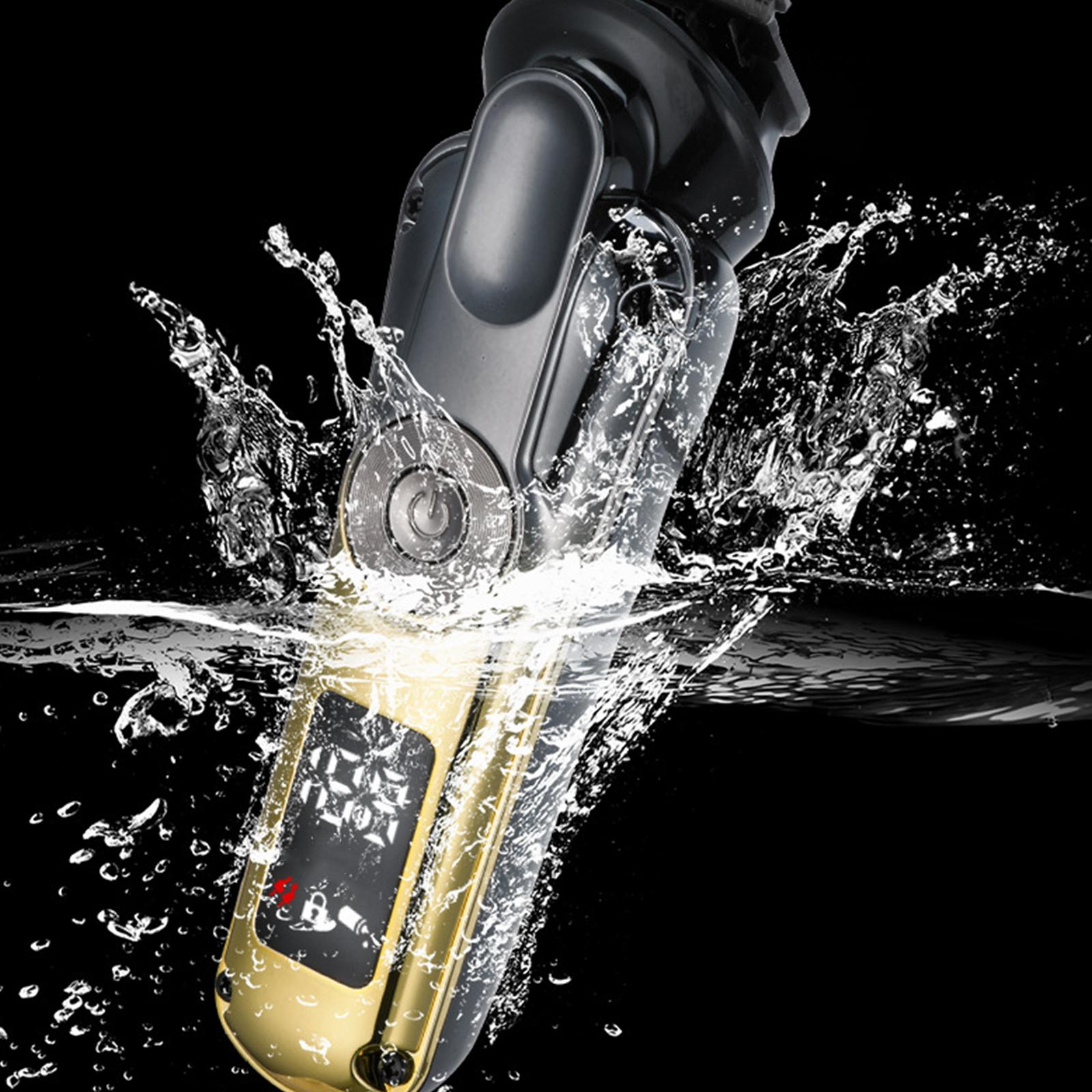 Ein schwarzer und goldener Elektrorasierer, der in Wasser eingetaucht ist, mit Wasserspritzern. Der Rasierer hat ein Digitaldisplay.