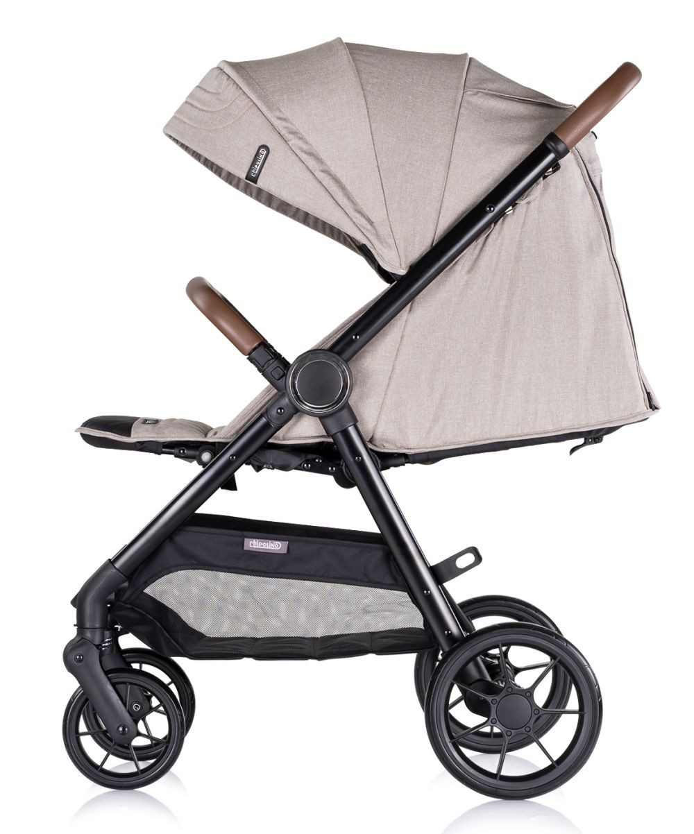 Ein beigefarbener Kinderwagen von der Seite. Er hat ein schwarzes Gestell, drei Räder und ein beiges Verdeck.
